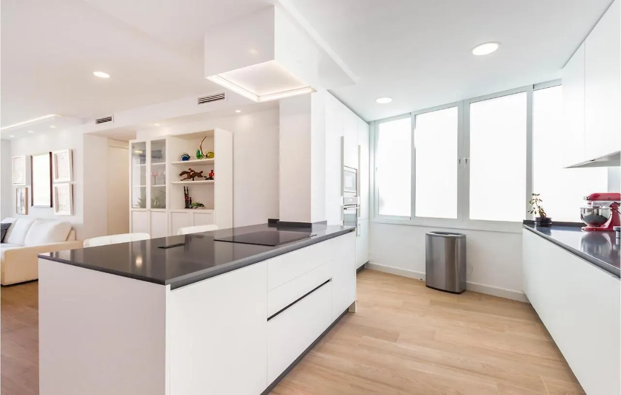 3 Bedroom Beautiful Apartment In Málaga