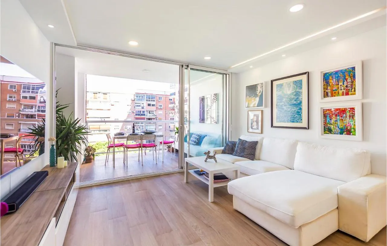 3 Bedroom Beautiful Apartment In Málaga