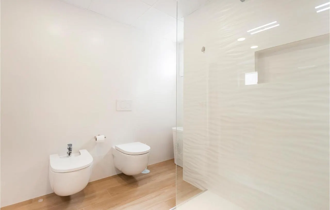 3 Bedroom Beautiful Apartment In Málaga