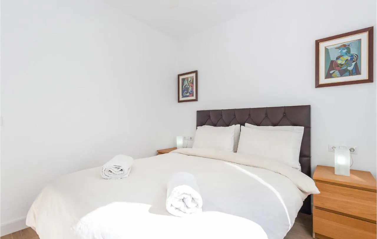 3 Bedroom Beautiful Apartment In Málaga