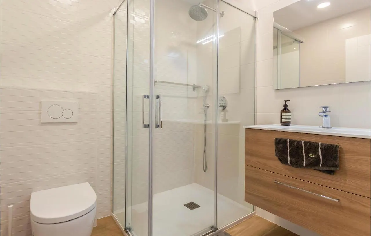 3 Bedroom Beautiful Apartment In Málaga